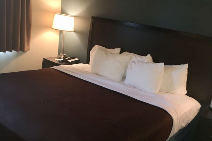 1 King Bed (4 of 30)