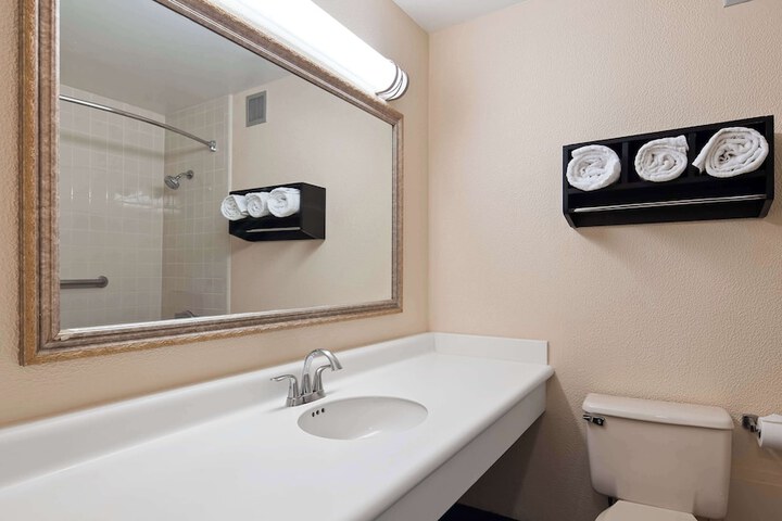 2 Queen Beds Work Desk Microwave and Refrigerator Full Breakfast (7 of 9)