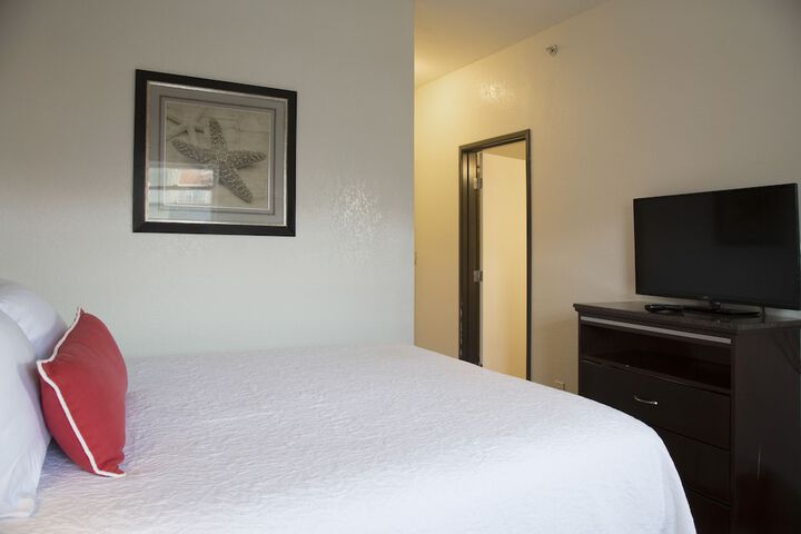 1 Queen Bed (17 of 17)