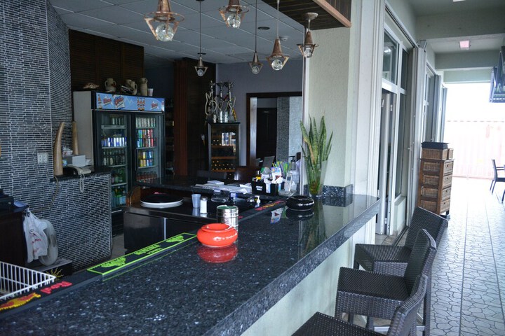 Lounge 17 of 43