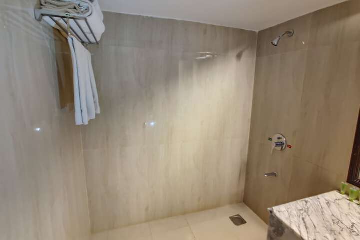 Room 32 of 62