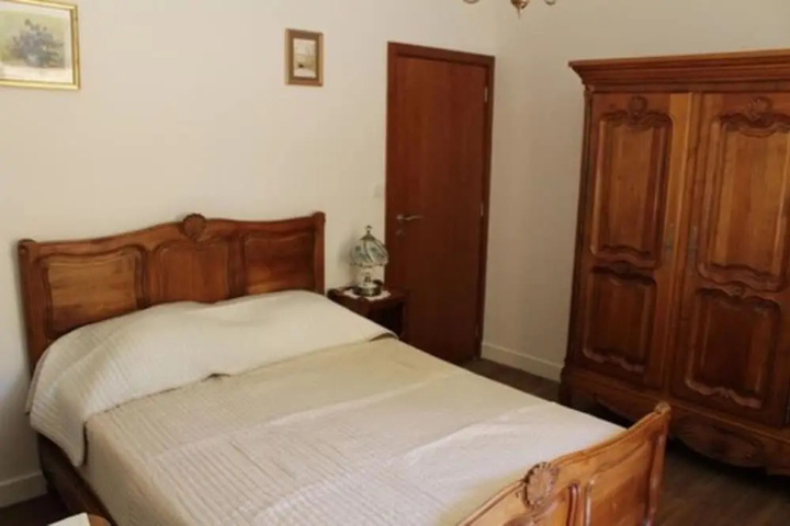 Room 5 of 12