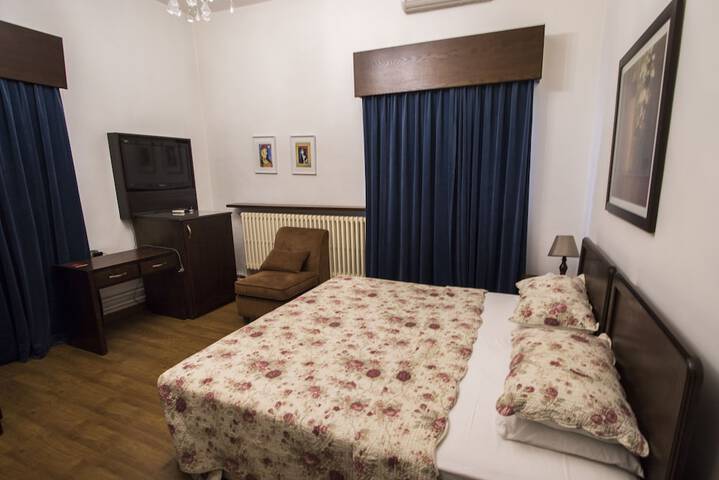 Room 4 of 28