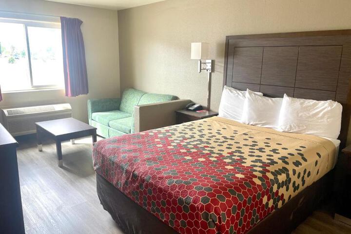1 Queen Bed (7 of 12)