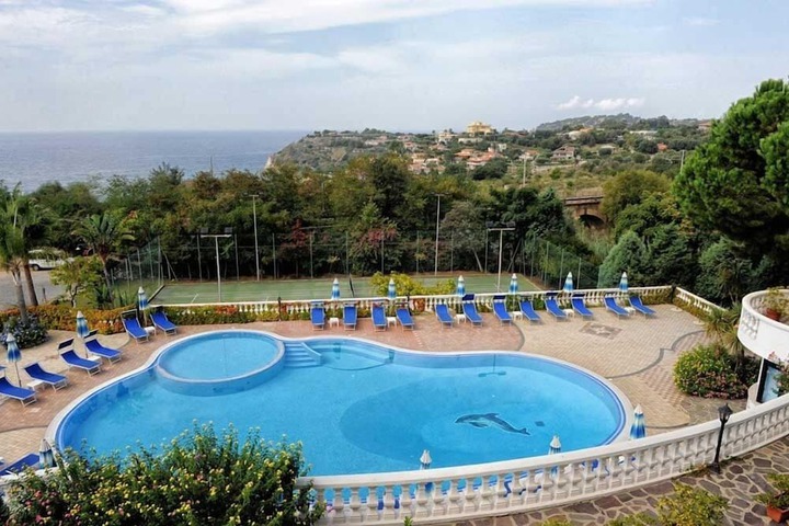 Hotel with Pool