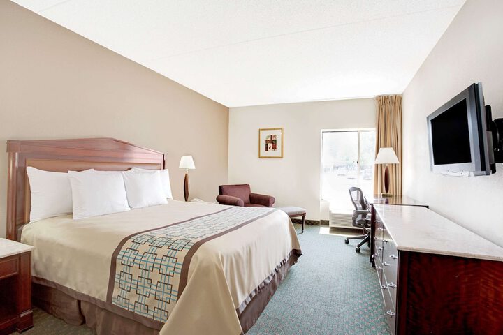 1 King Bed (3 of 10)