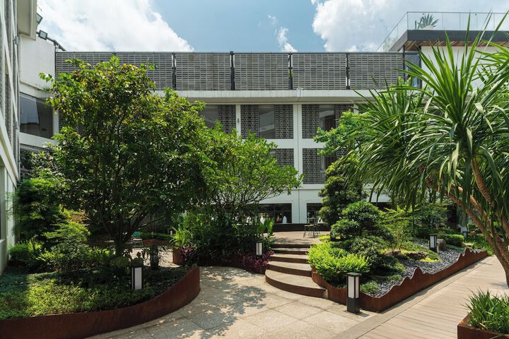 Hotel Exterior 66 of 80