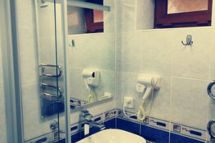 Room 6 of 90