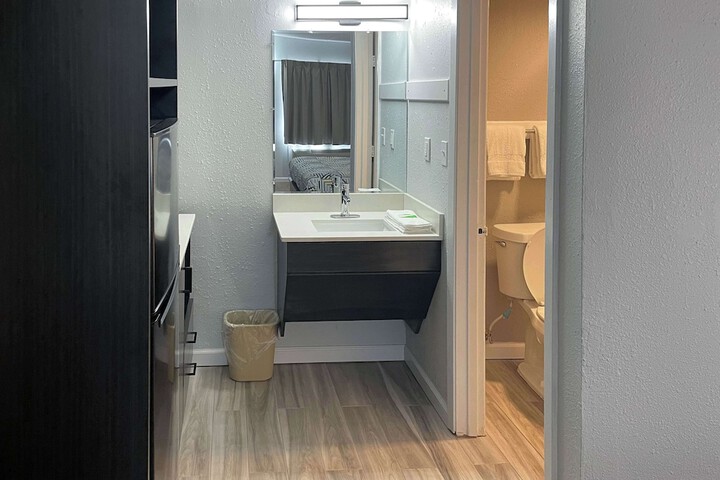 Room 16 of 19