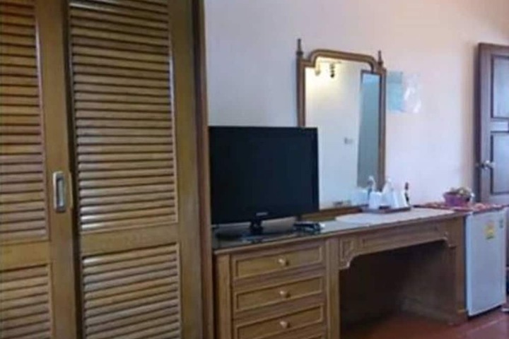 Room 8 of 9