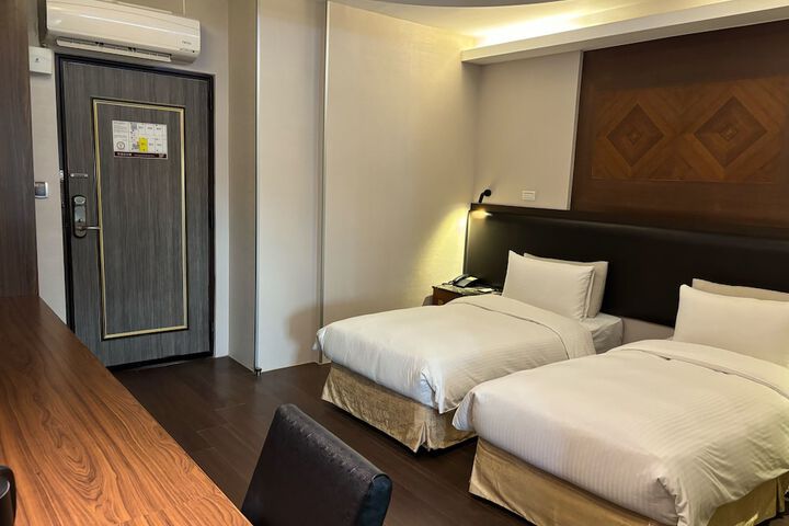 Room 35 of 77