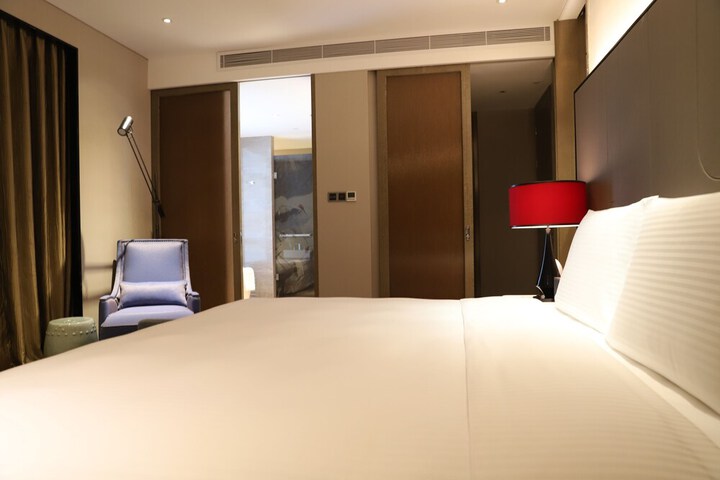 Room 10 of 18