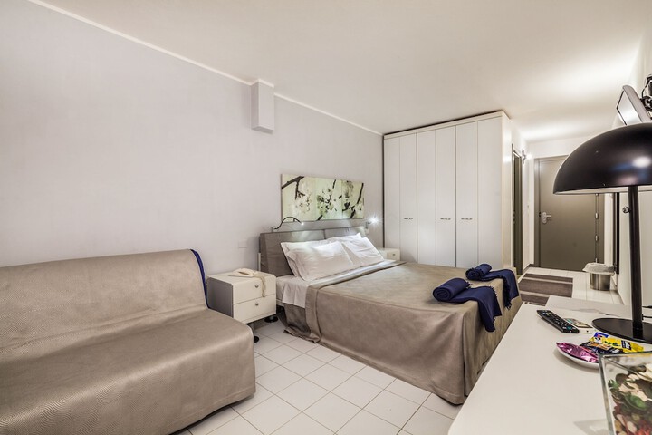 Room 3 of 40