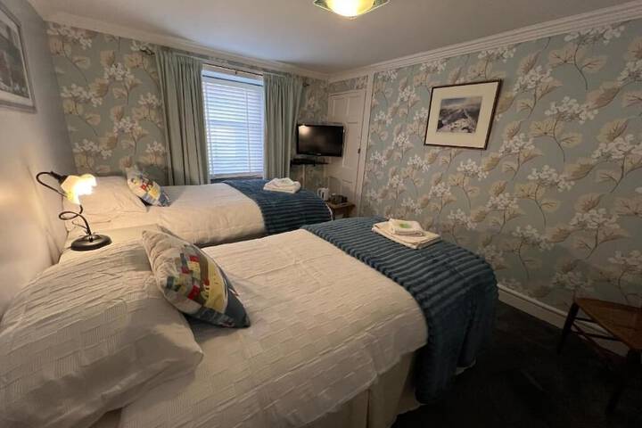 Room 4 of 17
