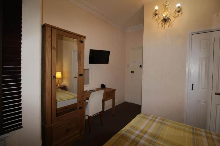 Room 27 of 43
