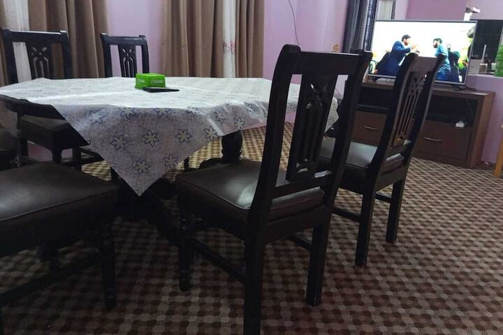 Dining 8 of 11
