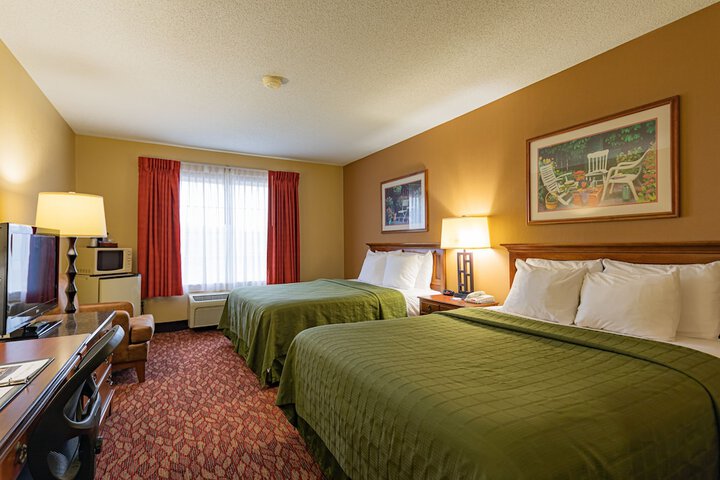 2 Queen Beds (2 of 5)
