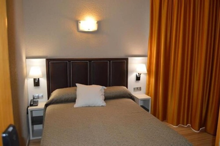 Room 9 of 34
