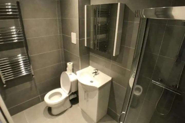 Room 6 of 12