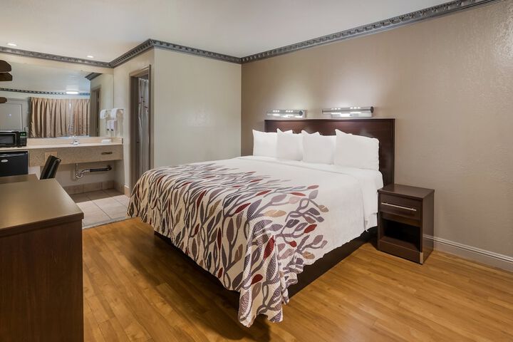 Deluxe King Bed Accessible (8 of 16)