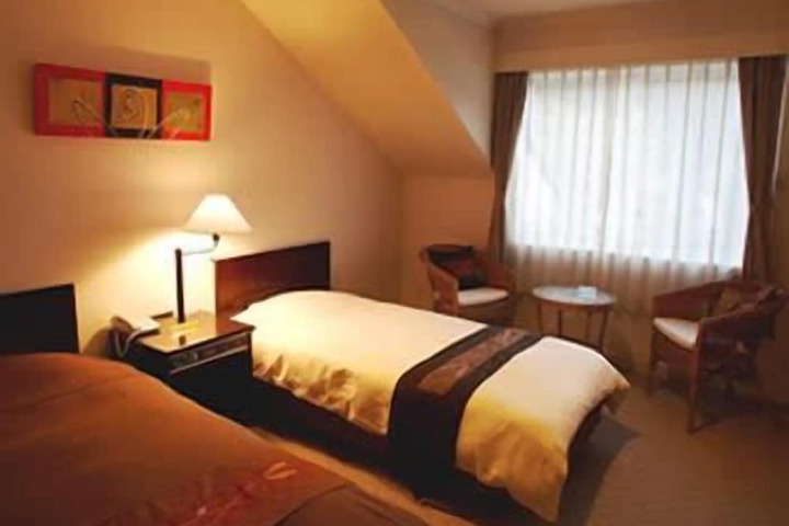 Room 11 of 38