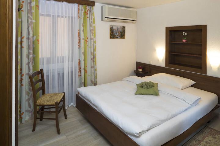 Room 2 of 38
