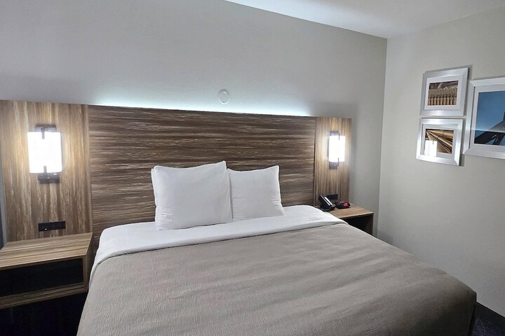 Room 17 of 38