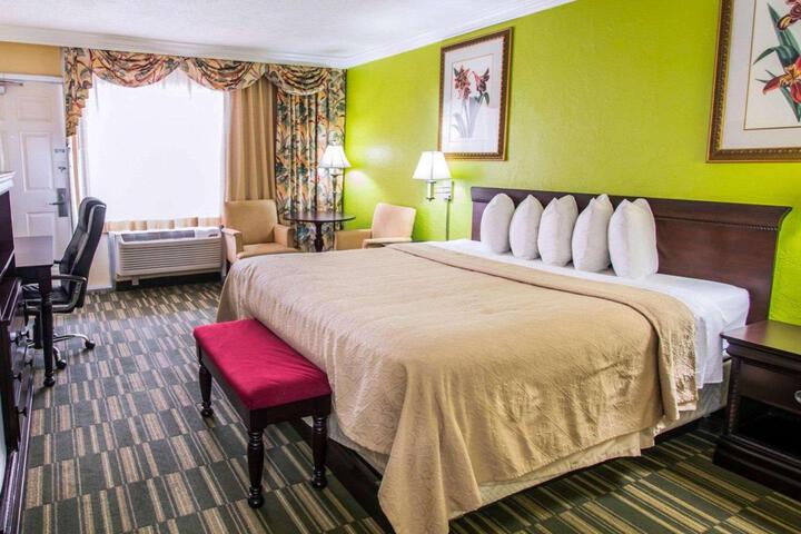 1 King Bed (5 of 6)