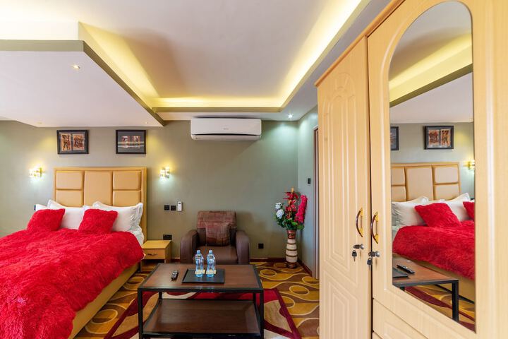 Room 8 of 93