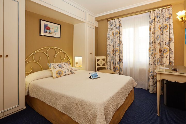 Room 32 of 69