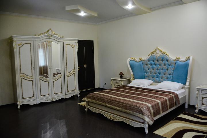 Room 16 of 19