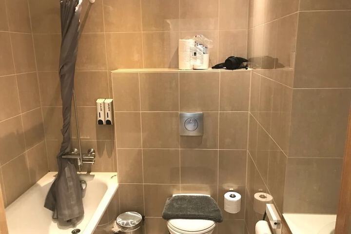 Room 60 of 76