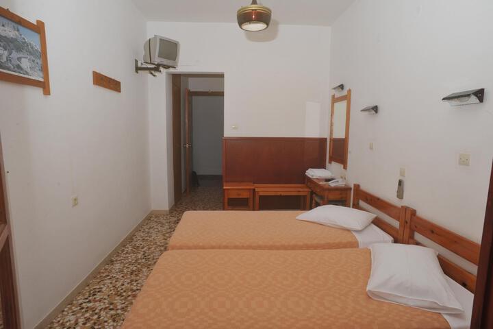Room 12 of 25