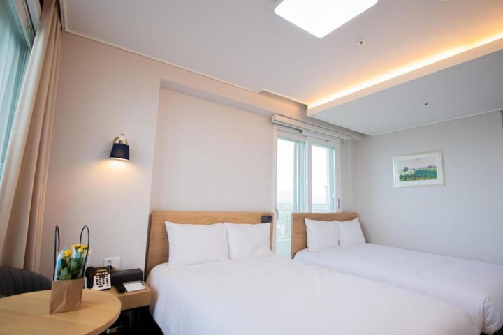 Room 13 of 26