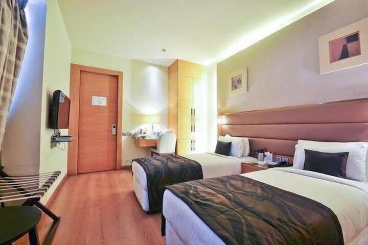 Room 11 of 25