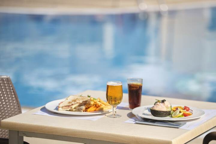 Swim-up bar