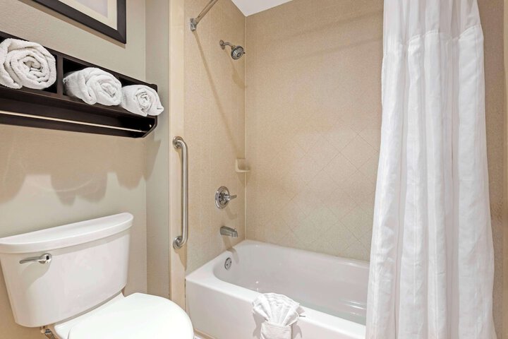 1 King Bed High Speed Internet Accessible 50 Inch Flat Screen Television Microwave and Refrigerator, Coffee Maker, Hairdryer Full Breakfast (12 of 12)