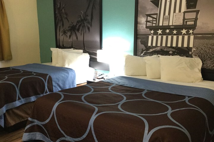 1 Queen Bed (14 of 18)