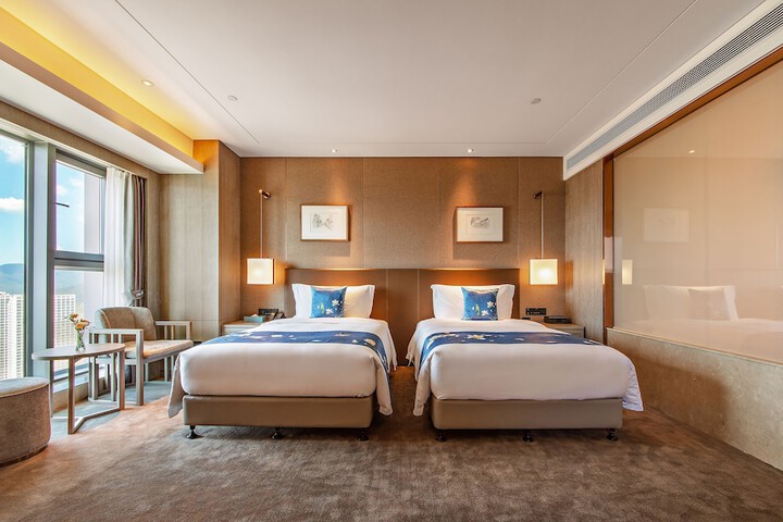 Room 10 of 42