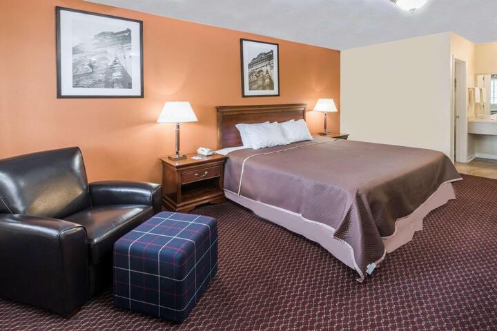 1 Queen Bed (6 of 31)