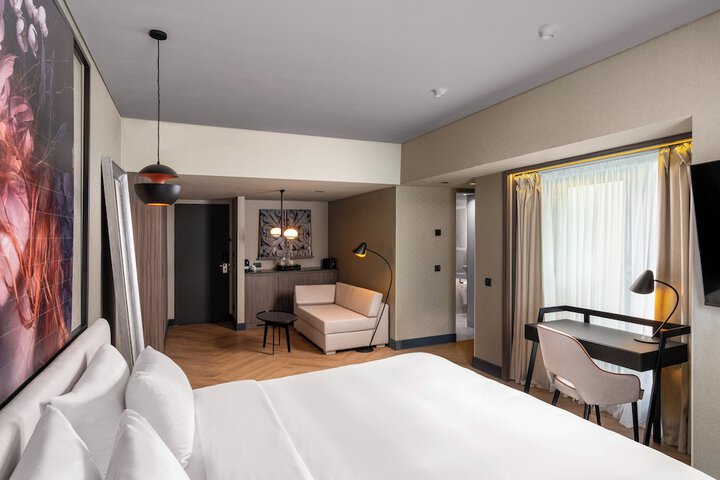 Room 46 of 214