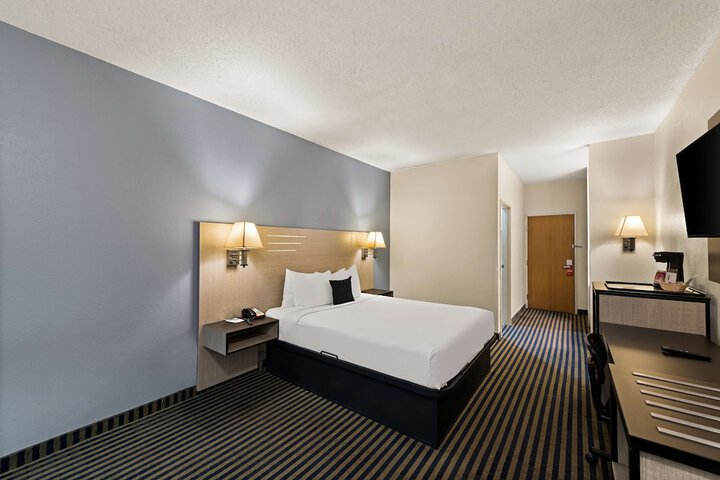 1 Queen Bed (9 of 9)