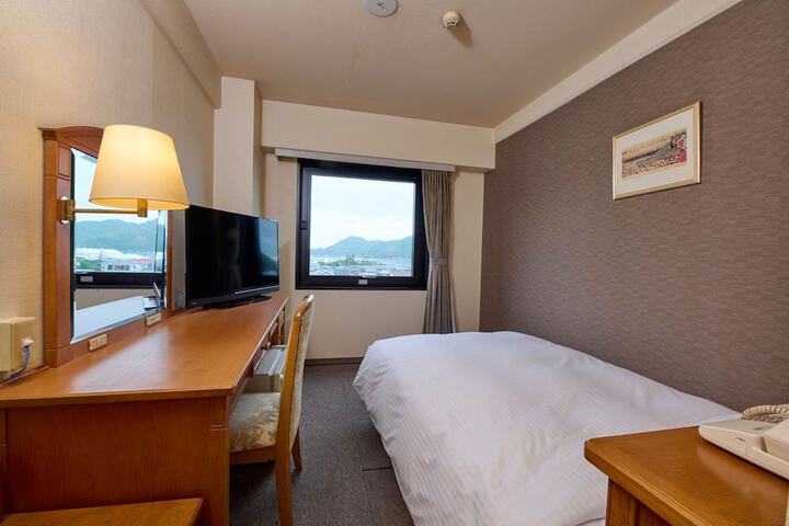Room 12 of 28