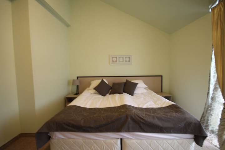 Room 5 of 96