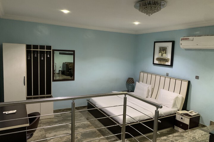 Room 6 of 18