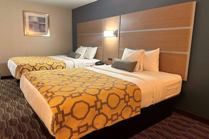 2 Queen Beds (3 of 17)