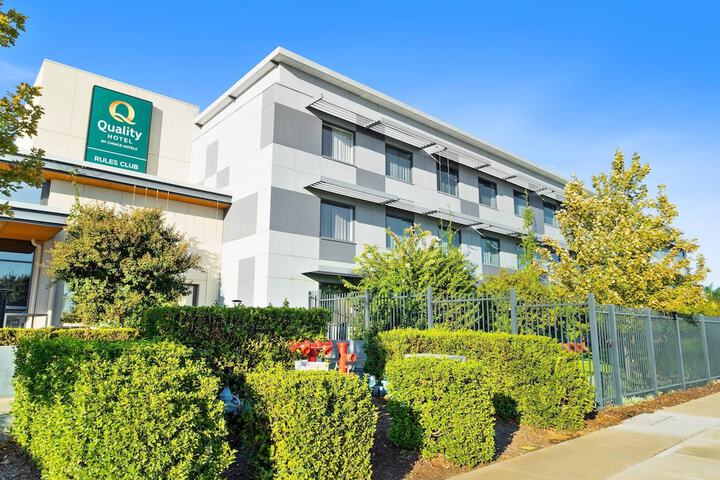Exterior of Quality Hotel Rules Club Wagga