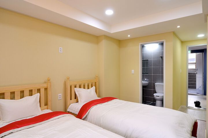 Room 10 of 48