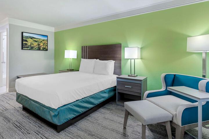 1 Queen Bed Microwave and Refrigerator WiFi Full Breakfast (4 of 16)