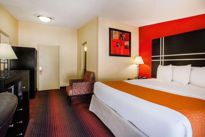 1 King Bed (3 of 11)